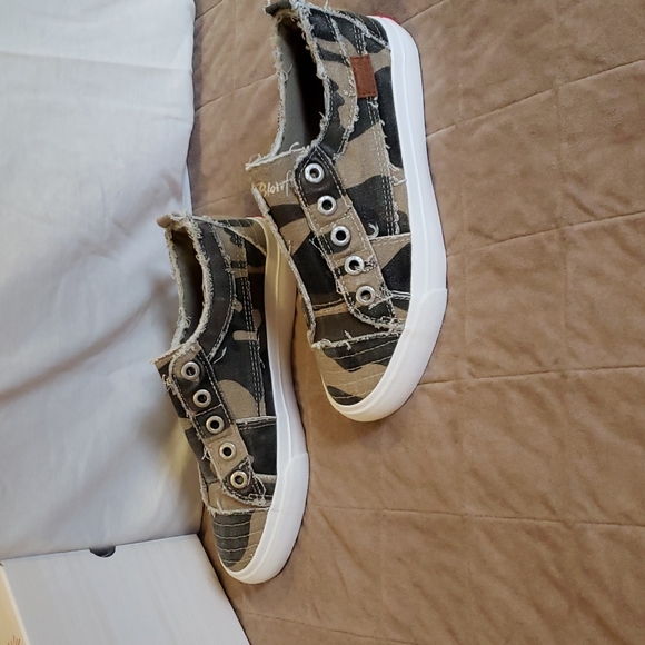 Blowfish Malibu Kids Camo Sneakers NIB - Picture 2 of 8